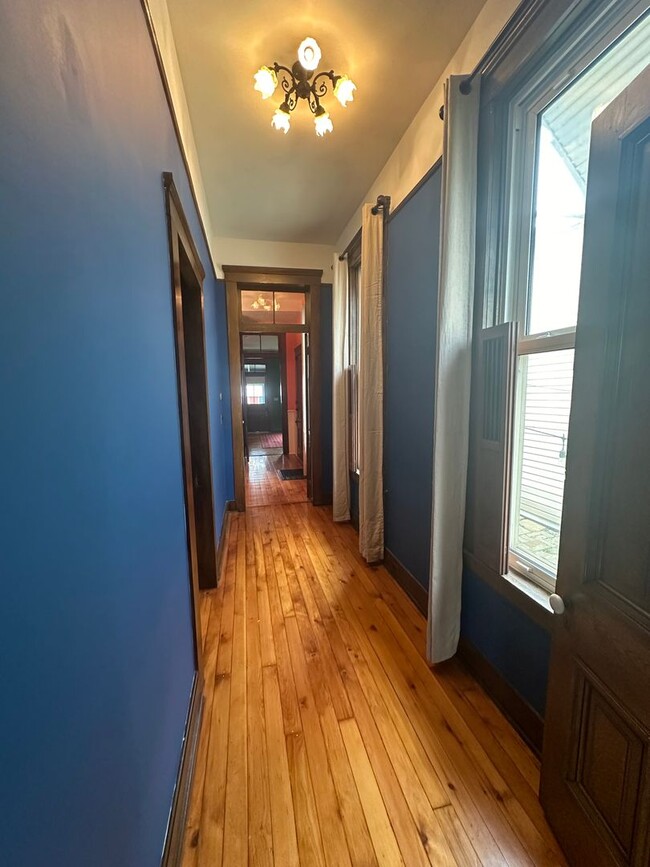 Building Photo - Charming 3BR/2.5BA Home For Rent in Highla...