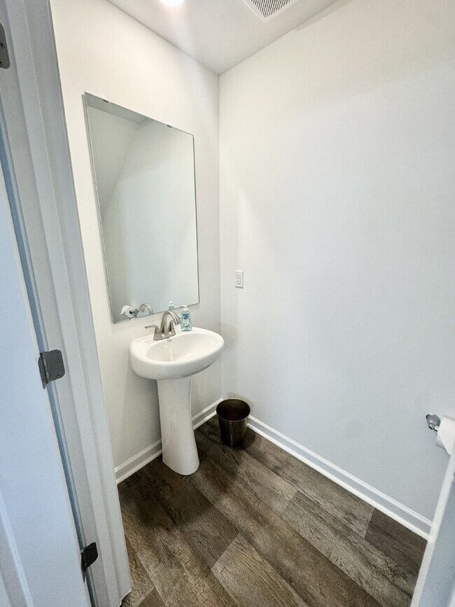 Building Photo - Brand new townhome - Perfect for students or families