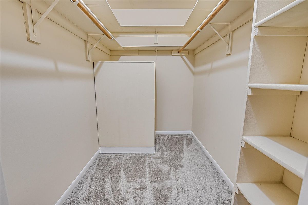 Building Photo - 211 Ravens Crest Dr