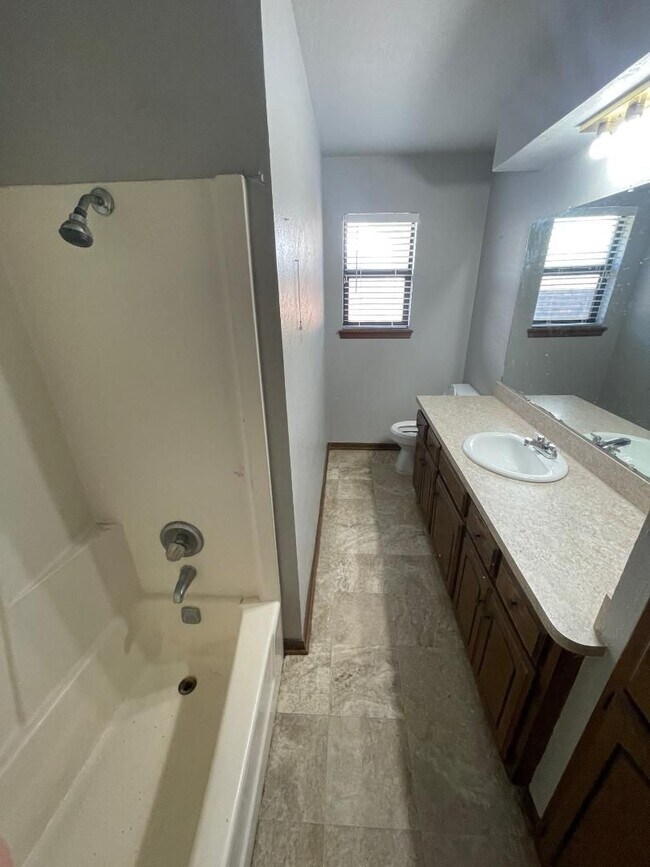 Building Photo - 221 Skylark Ct