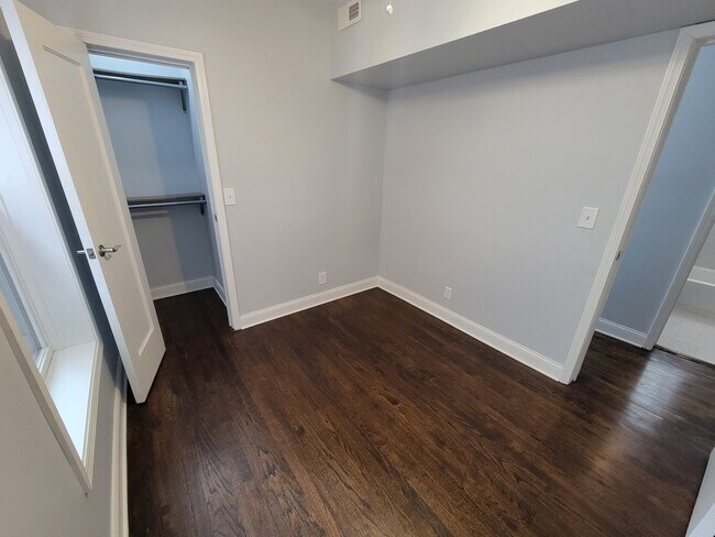 Building Photo - 4849 N Sawyer Ave