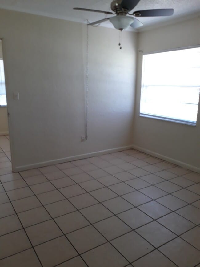 Building Photo - 2/1 CHULUOTA