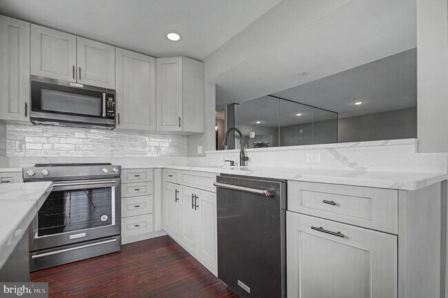 Building Photo - 768 Fairview Ave