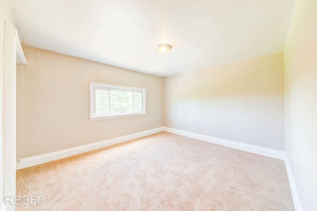 Building Photo - 4 br, 1 bath House - 1008 East Warrington ...