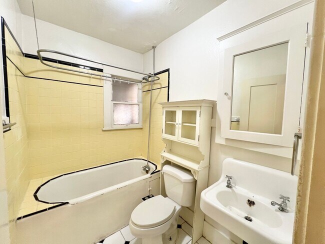 Building Photo - Lower Level 1 Bedroom with Den/Office in Alamitos Beach Apartment - MOVE IN SPECIAL