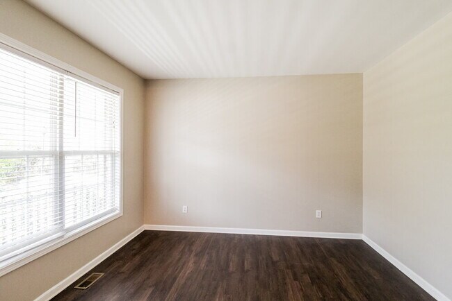 Building Photo - 2447 Longmont Dr