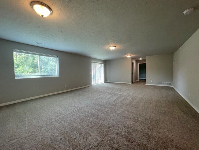 Building Photo - Large Home in Bellevue for Rent!
