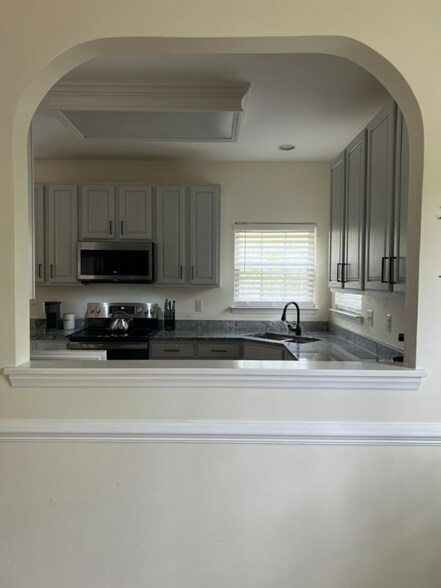 Building Photo - 916 Country Club Dr
