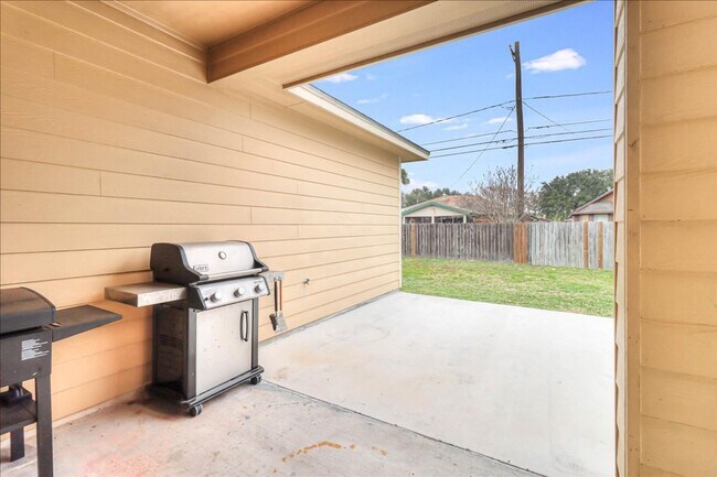 Building Photo - 2518 Date Palm Dr