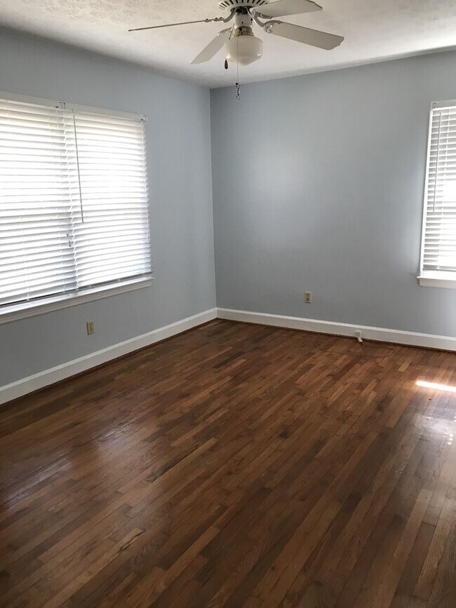 Building Photo - 3 Bed, 2 Bath Home