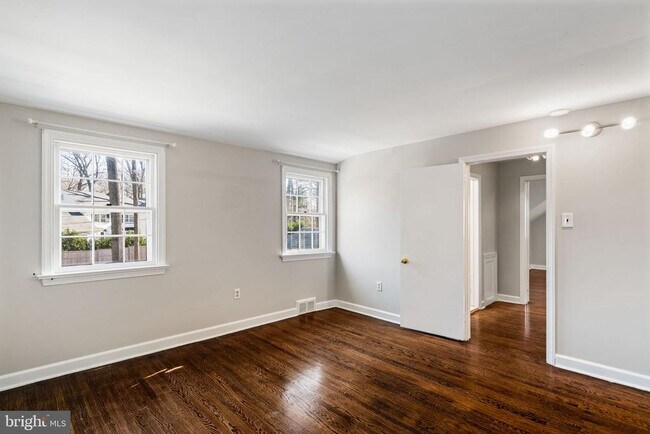 Building Photo - 310 Pine Tree Rd