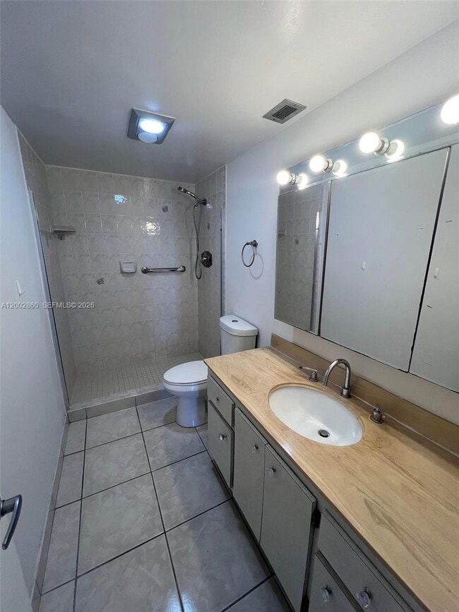 Building Photo - 300 Bayview Dr