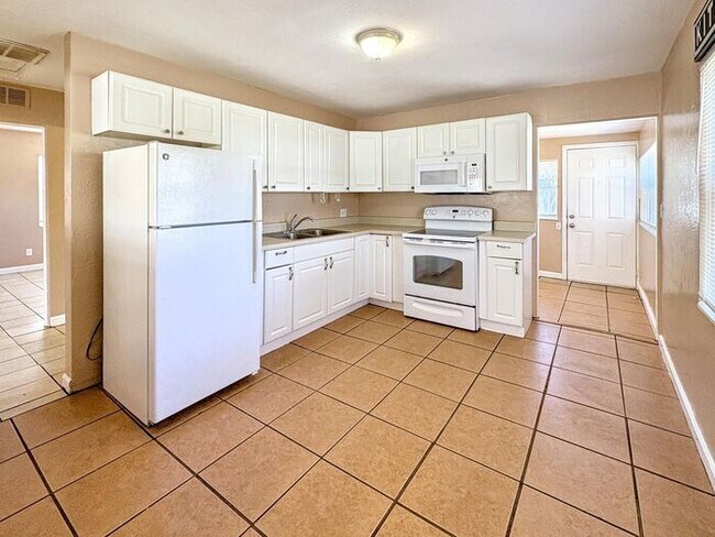 Building Photo - Charming 2-Bedroom Home in St. Petersburg'...