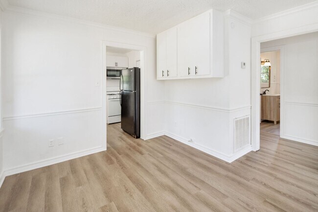 Building Photo - IMMEDIATE MOVE IN!  Cute 2 Bedroom Home wi...