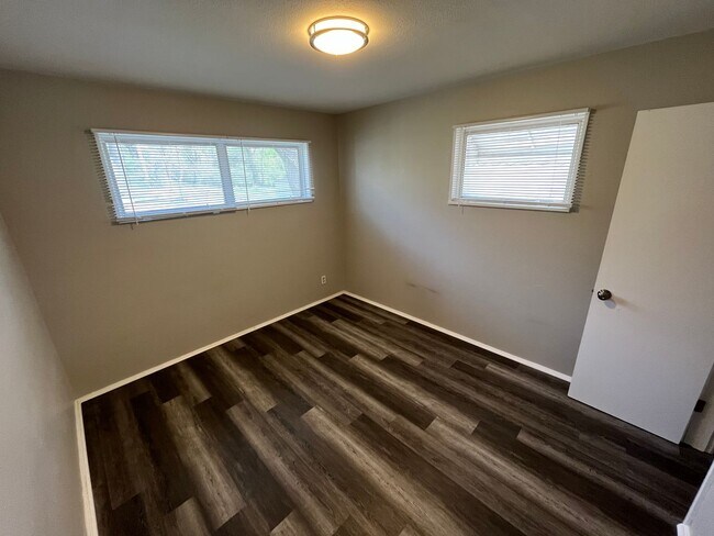 Building Photo - Recently Renovated Three Bedroom Move In R...