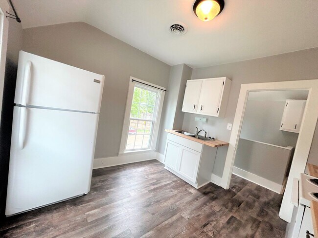 Building Photo - 677 Oak St