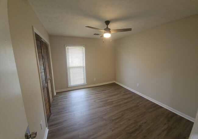 Building Photo - 5727 Lexington Dr