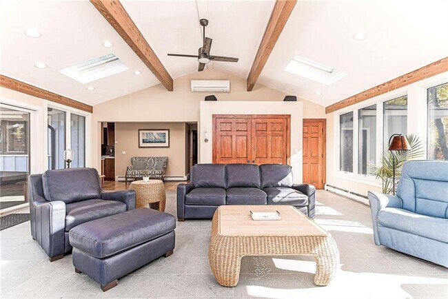 Building Photo - 14 Woodlake Dr