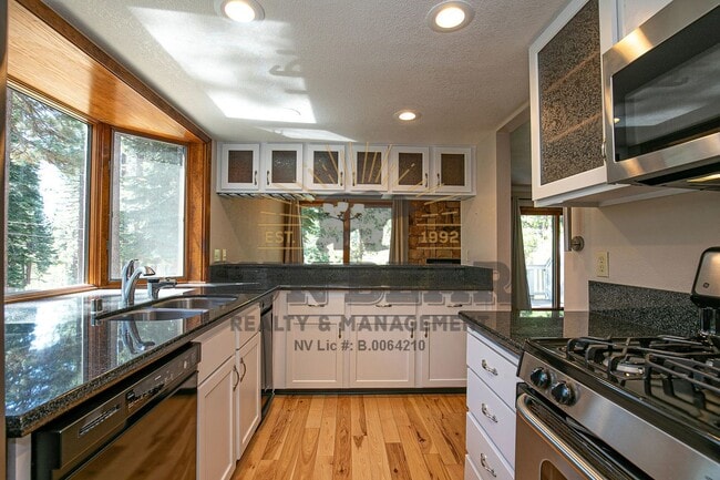 Building Photo - Gorgeous Condo in Central Incline - Dog fr...