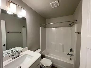 Building Photo - 2025 Sara Vista Dr