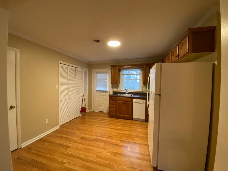 Building Photo - 215 Navaho Trl