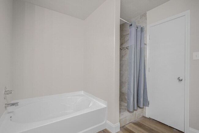 Building Photo - Spacious 4-bedroom, 2.5-bath home with 2,3...