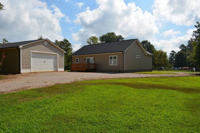 Building Photo - One Level Lake Gaston Home - Hubquarter Cr...