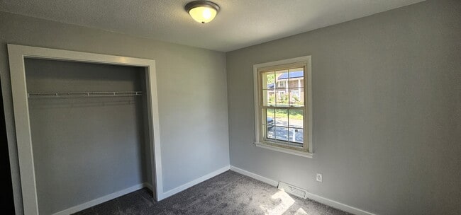 Building Photo - 884 E Greenway Ct