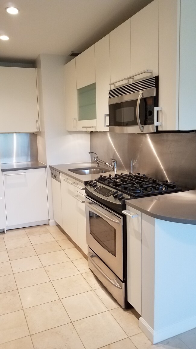 Kitchen with upscale appliances - 2755 Ordway St NW