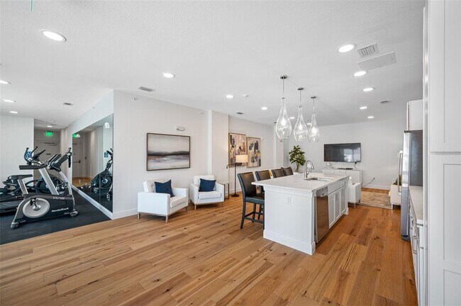 Building Photo - 644 3rd Ave S