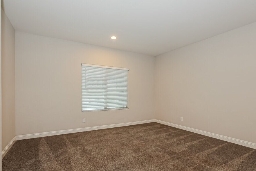 Building Photo - 10820 E Topaz Ave