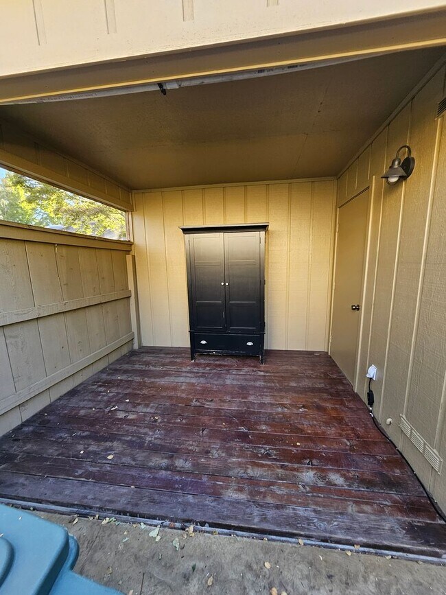 Building Photo - Stylish 2-Bed, 2-Bath Home with Generous Den in The Meadows