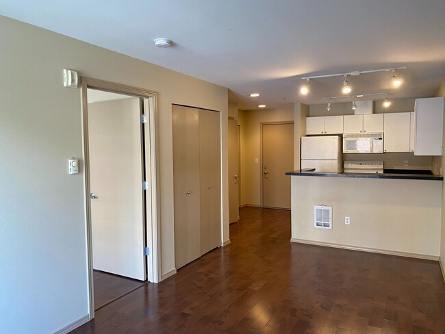 Building Photo - 1 Bed 1 Bath Condo in Seattle - Includes P...