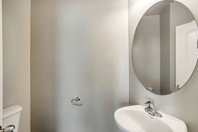 Building Photo - Dog Friendly Exchange Townhome