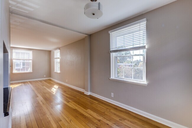 Building Photo - Charming End-Unit Townhouse in Fairlington