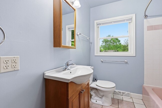 Building Photo - Charming home in Swannanoa, NC