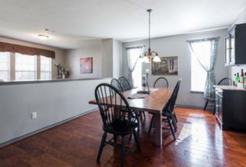 Building Photo - 4405 Woodstock Dr