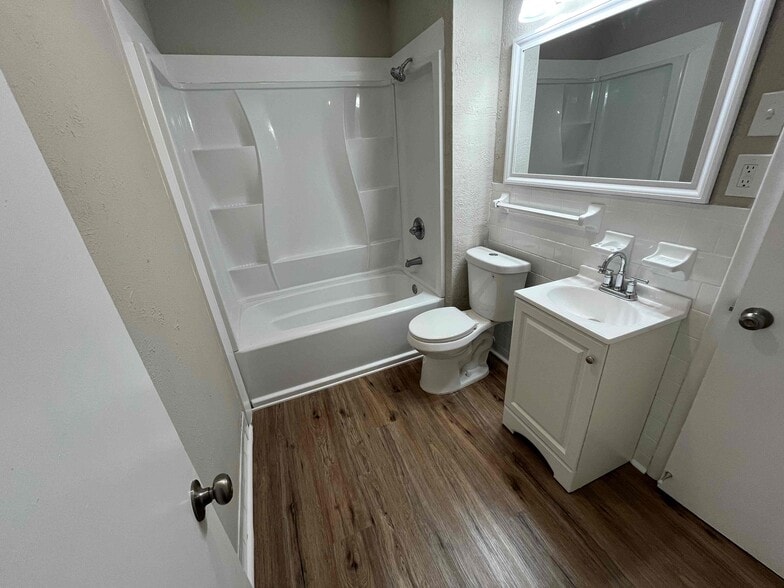 Building Photo - 2604 Briar Ave SW