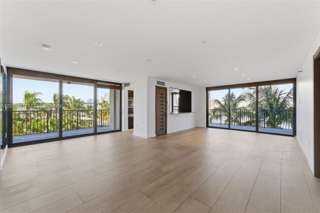 Building Photo - 801 N Venetian Dr