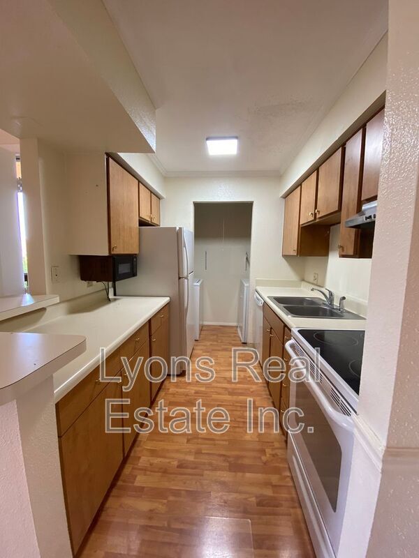 Building Photo - 2855 Winkler Ave