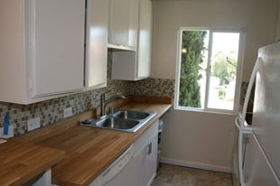 Building Photo - 400 N Acacia Ave