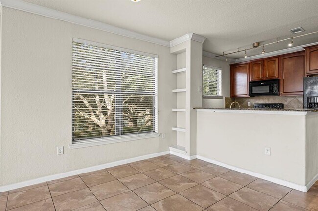 Building Photo - 903 Charo Pkwy