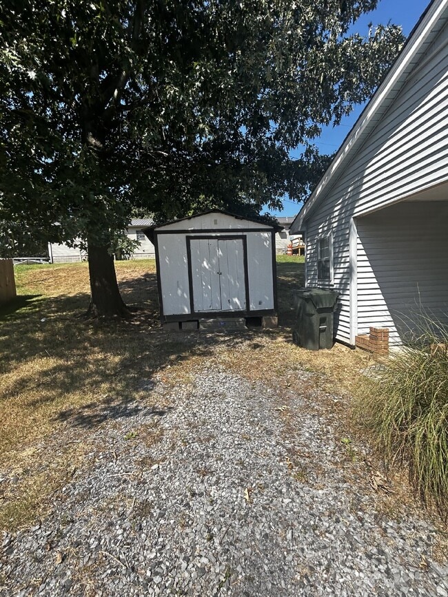 Building Photo - 451 Mill St