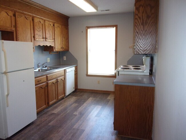 Building Photo - Ground Floor 2 Bedroom 2 Bath Condo in Farmington Hills