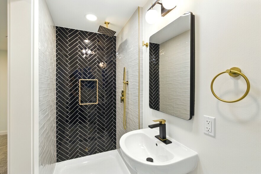Master bathroom - 5150 S Creston St