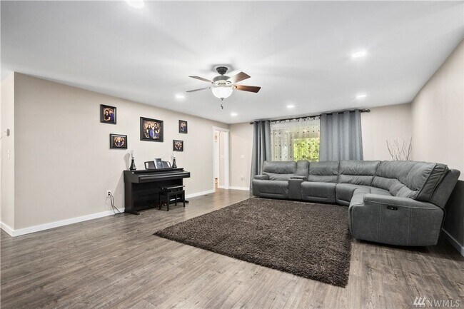 Building Photo - Beautiful 2 bed 2 bath house