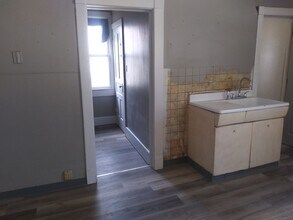 Building Photo - 5 bedroom single family home