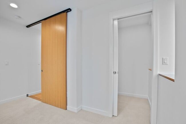 Building Photo - Sweet Ultra-Modern Air-Conditioned West Se...