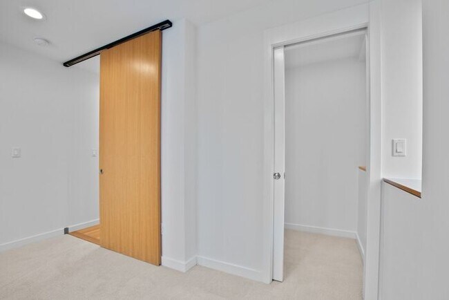 Building Photo - Sweet Ultra-Modern Air-Conditioned West Seattle Townhome w/ Parking