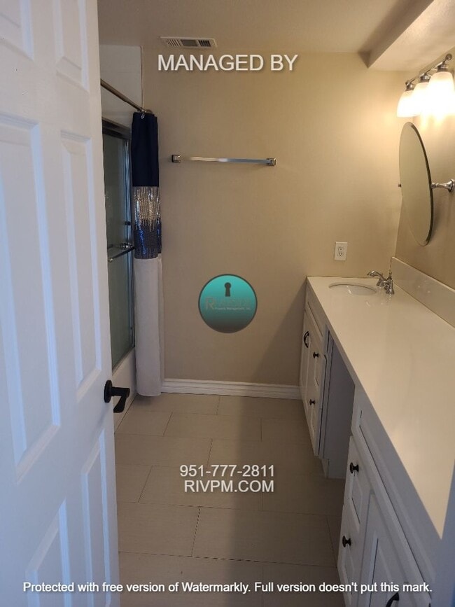 Building Photo - Beautiful home with great curb appeal!